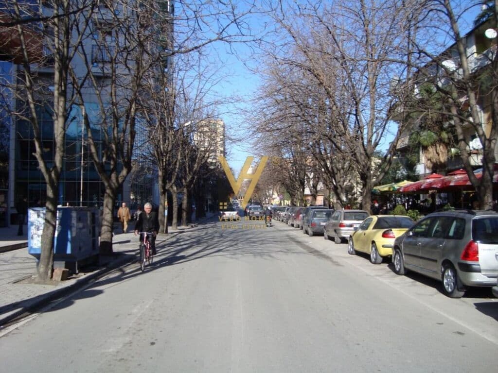 Shitet dyqan 125 m2 te buze Rruges Sami Frasheri