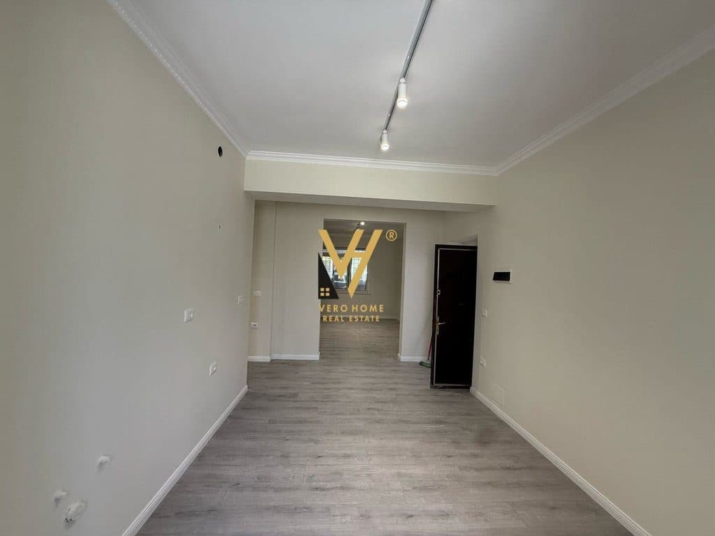 JEPET AMBIENT BIZNESI 80 M2 ME QERA NE BLLOK 1.500 EURO 2