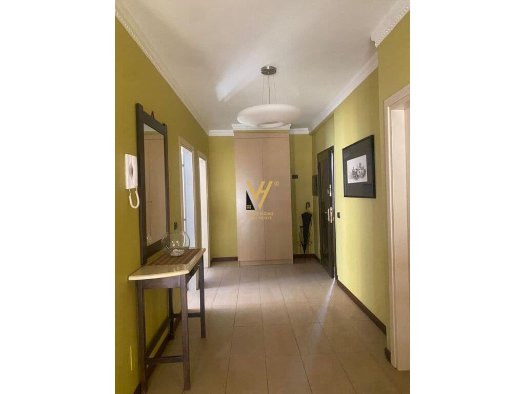 Jepet Apartament 2+1+2+ballkon me qera te Pazari i Ri 120 m2