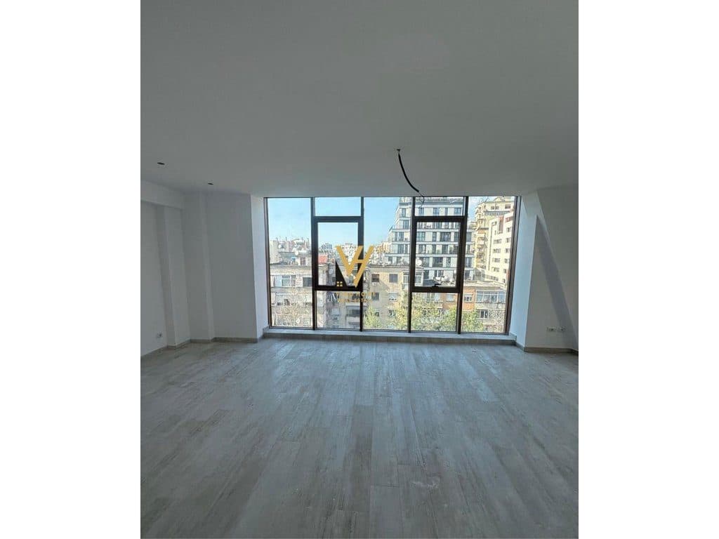 JEPET ZYRE 156 M2 ME QERA TE RRUGA E KAVAJES 2.500 EURO