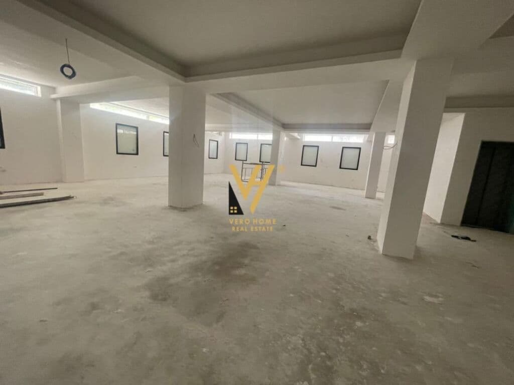 Jepet ambjent komercial me qera te Stacioni i Trenit 1460 m2 3