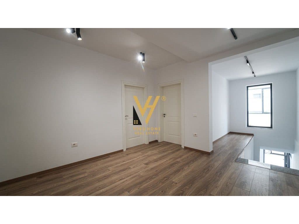 JEPET GODINE ME QIRA TE MUZEU I DESHMOREVE, DURRES 2.200 EURO