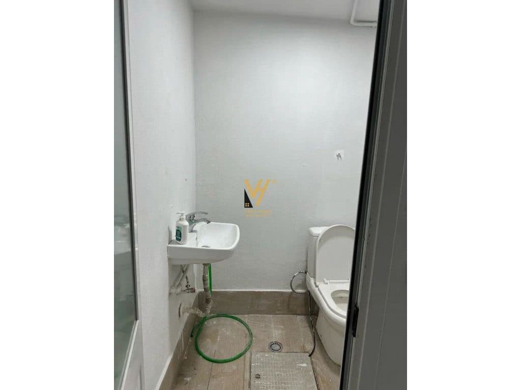 JEPET AMBIENT BIZNESI 16 M2 ME QERA TE STADIUMI DINAMO 300 EURO 4