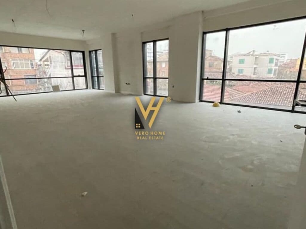 Jepet zyre me qera te Rruga Hoxha Tahsim 440 m2