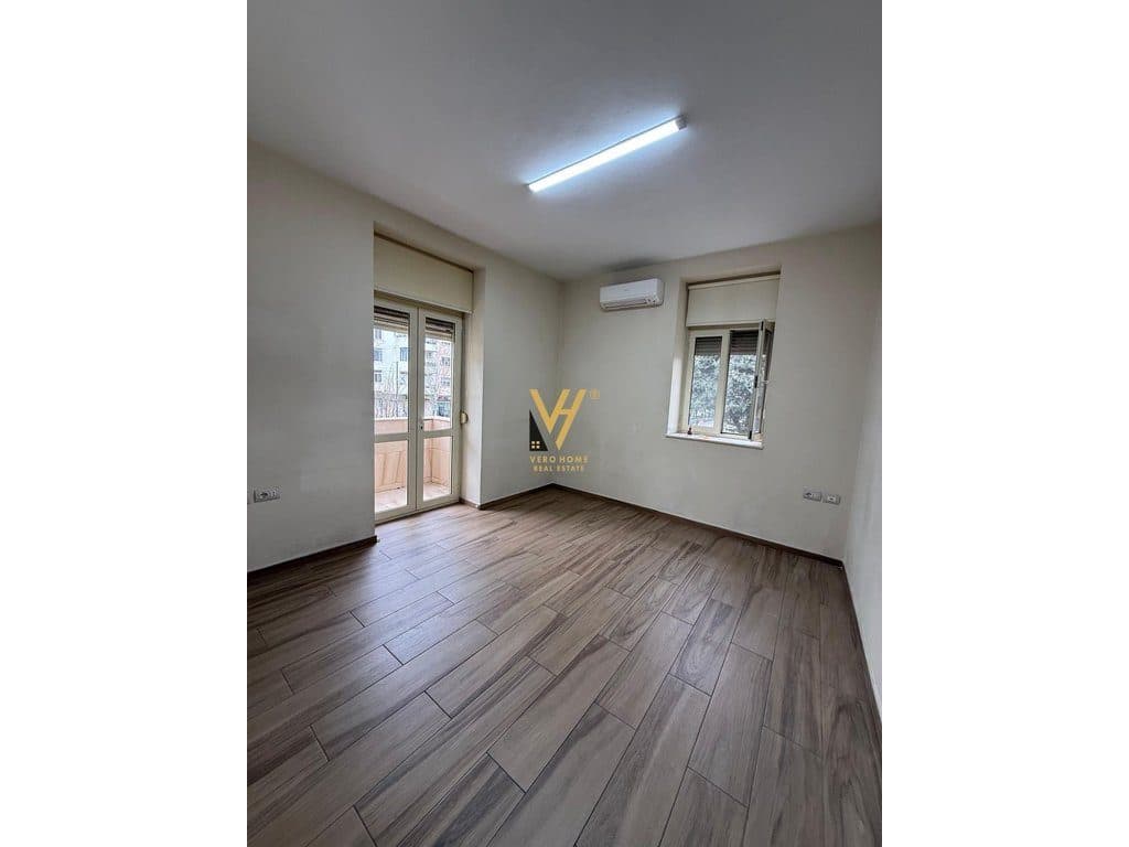 JEPET ZYRE 75 M2 ME QERA TE BULV. ZOGU I PARE 100.000 LEKE