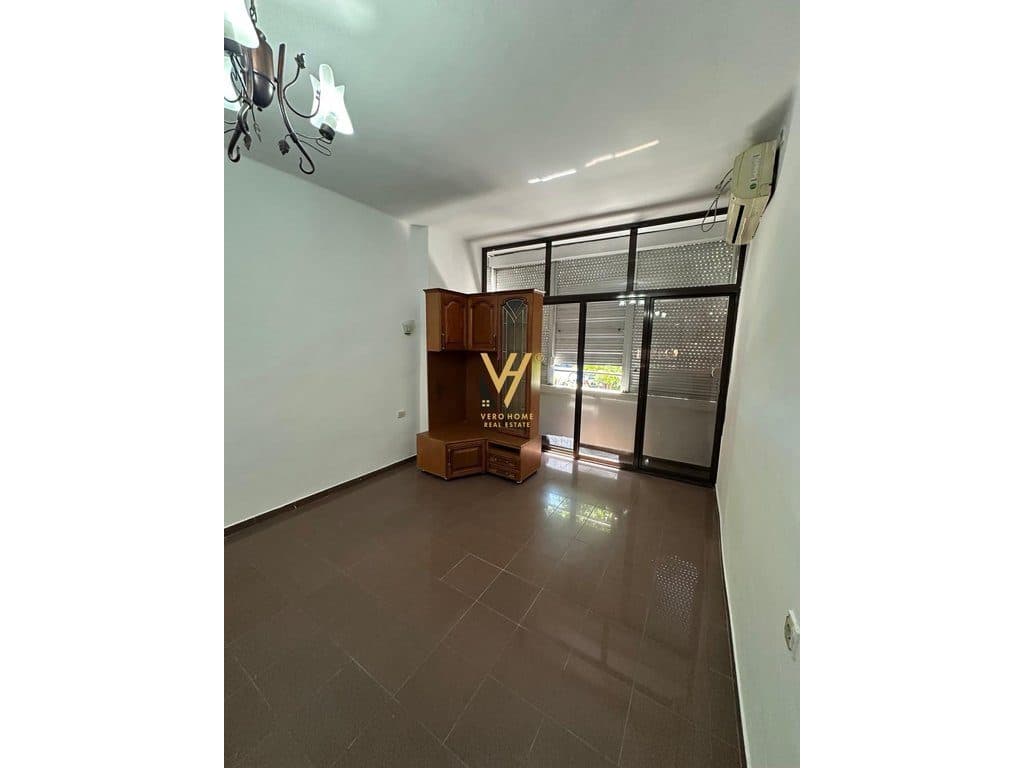 JEPET AMBIENT BIZNESI 72 M2 ME QERA TE RRUGA E DURRESIT 1.300 EURO 3