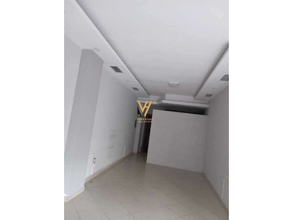 Shitet Ambient Biznesi te Pallati me Shigjeta 45 m2