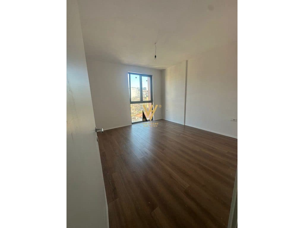 JEPET ZYRE 80 M2 ME QERA TE RR.KAVAJES, GALERIA ROMA 100.000 LEKE 3