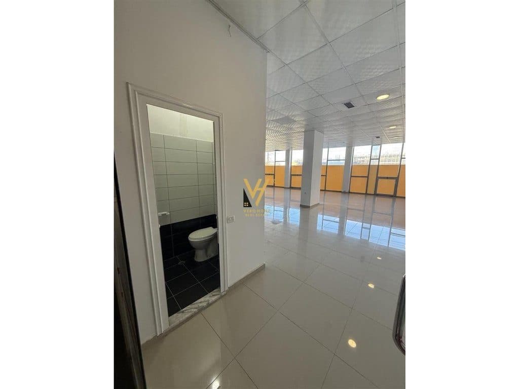 JEPET AMBIENT BIZNESI 220 M2 ME QERA NE PASKUQAN 75.000 LEKE 3