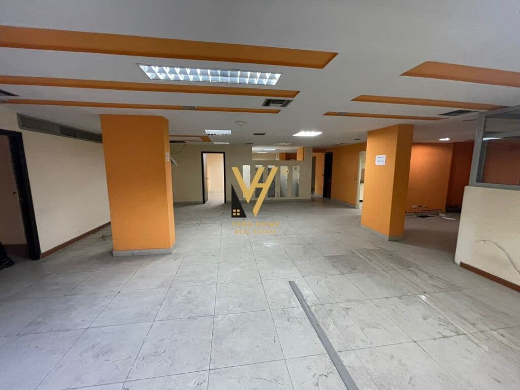 Jepet zyre 350 m2 me qera ne Bllok pran Lsi