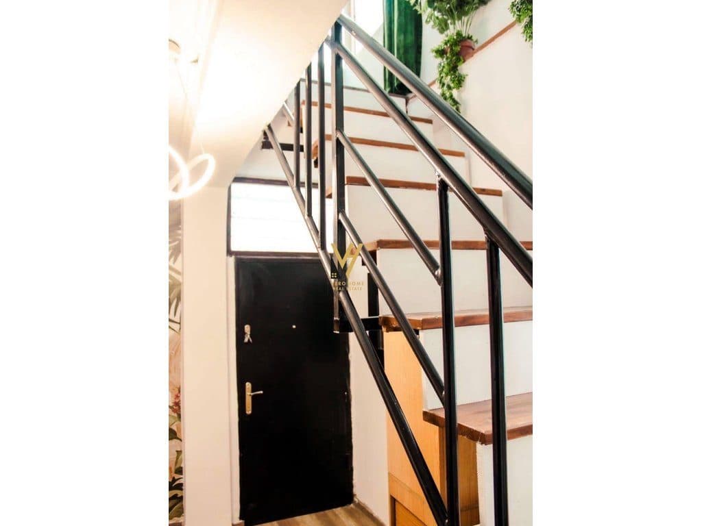 JEPET DUPLEX 1+1+BLK ME QERA RRUGA E BARRIKADAVE 80.000 LEKE 4