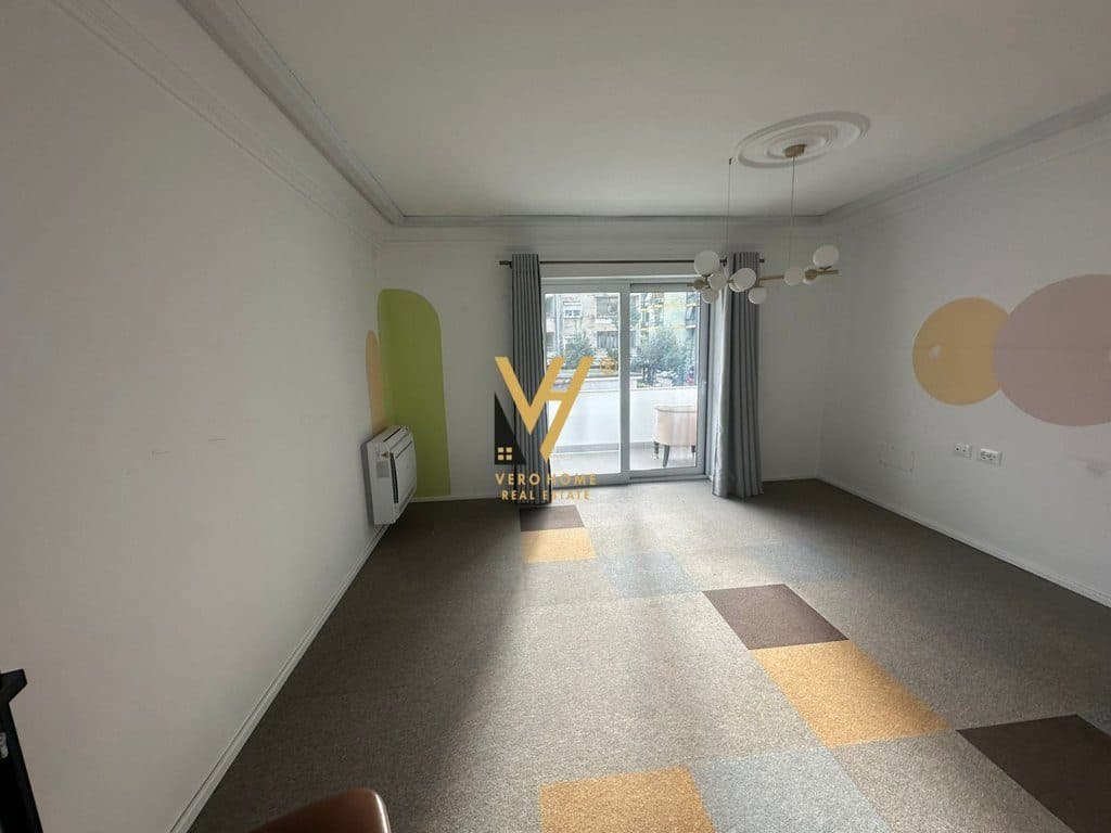 JEPET ZYRE 130 M2 ME QERA TE RRUGA E DURRESIT 150.000 LEKE