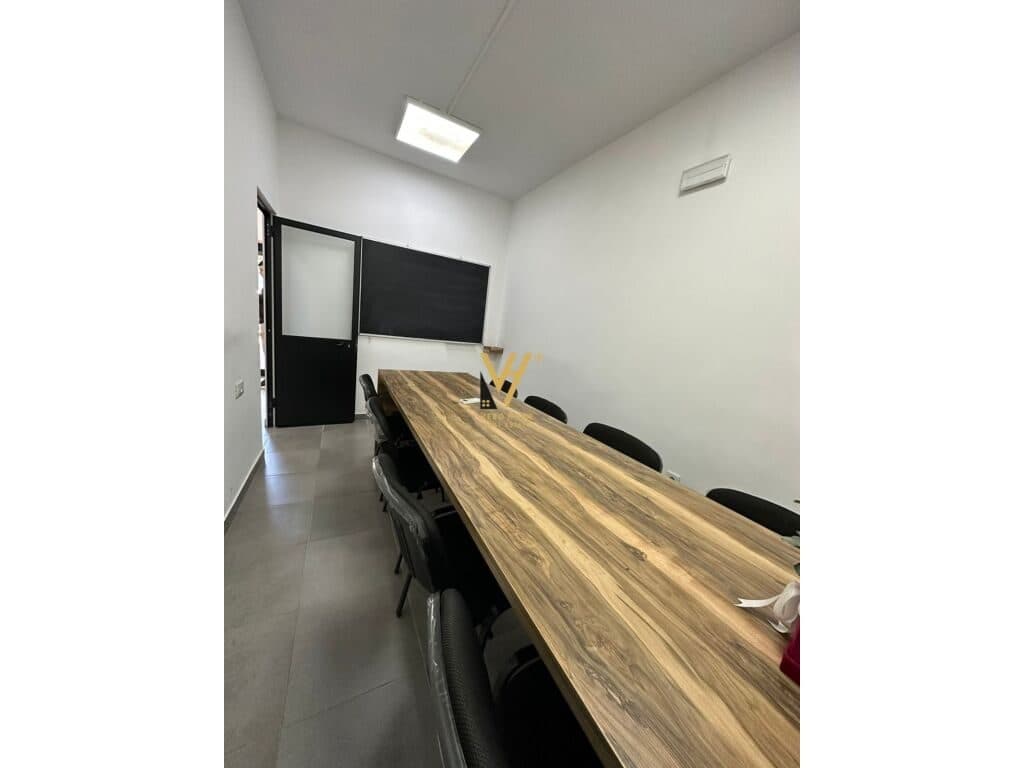 Jepet dyqan me qera te Rruga Hoxha Tahsim 70 m2 4