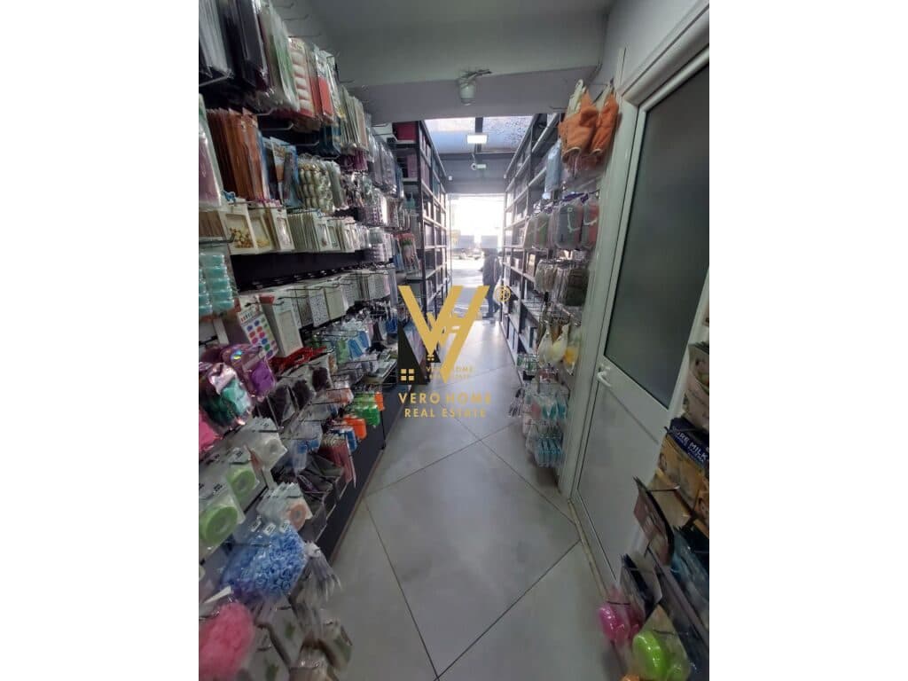 JEPET DYQAN 50 M2 ME QERA TE RRUGA E DIBRES 1.200 EURO