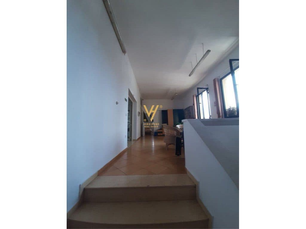 JEPET AMBIENT BIZNESI 750 M2 ME QERA TE SIRI KODRA 4.700 EURO 4
