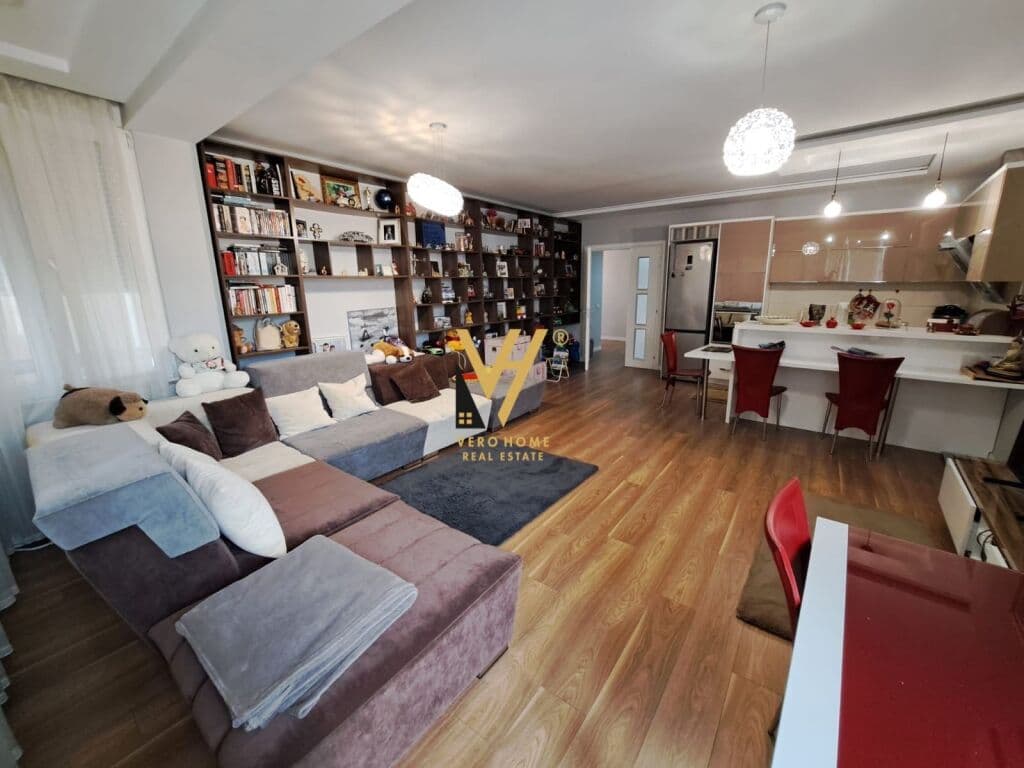 Jepet Apartament 3+1+ballkon me qera te Pazari i Ri 130 m2 2