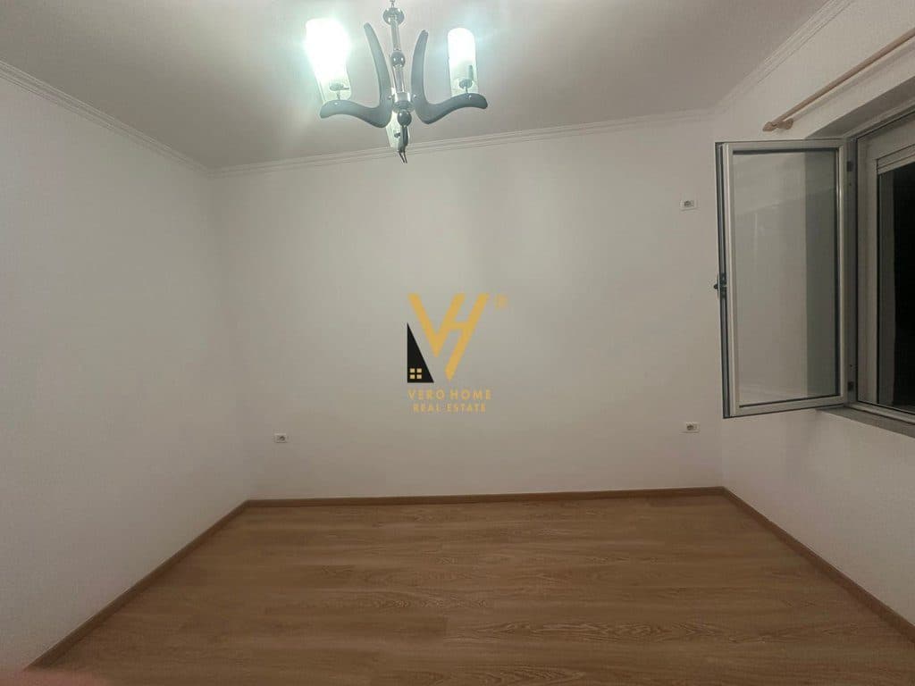 JEPET ZYRE 70 M2 ME QERA NE MYSLYM SHYR 700 EURO