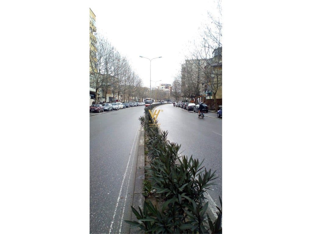 Shitet Dyqan te Rruga Ferit Xhajko 61 m2
