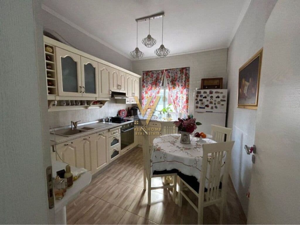 Shitet apartament 3+1+2 tek Bulevardi Zogu i Pare 85 m2 4