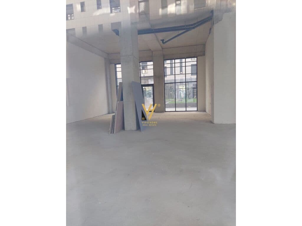 Shitet Dyqan ne Porcelan 350 m2