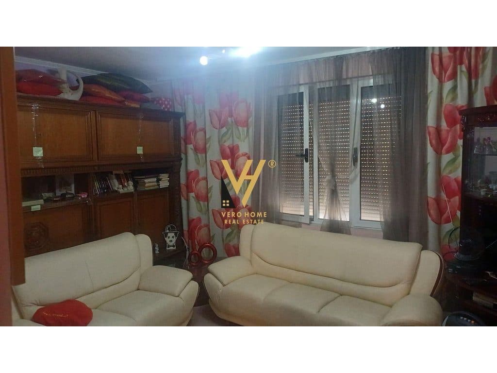 JEPET APARTAMENT 1+1+BLK ME QERA TE MOZAIKU, 21 DHJETORI 400 EURO