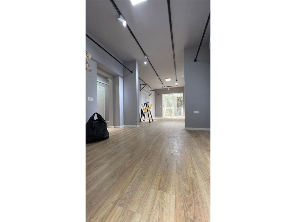 JEPET AMBIENT BIZNESI 75 M2 ME QERA TE MYSLYM SHYRI 1.200 EURO