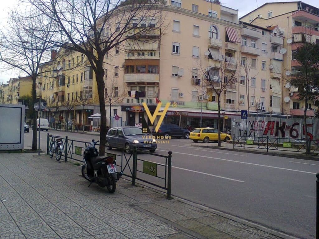 Shitet Ambient Biznesi te Rruga e Durresit 25 m2
