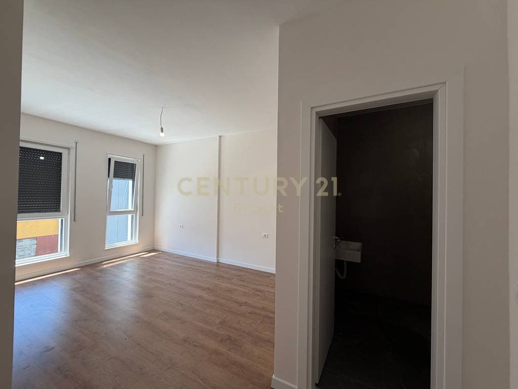 5 MAJI, JAPIM ME QIRA AMBIENT PER ZYRA 4
