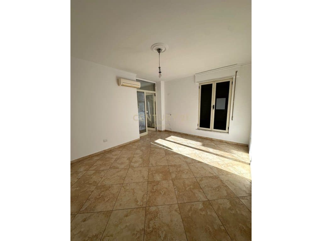 ZOGU I ZI, APARTAMENT 2+1+2 PER QIRA