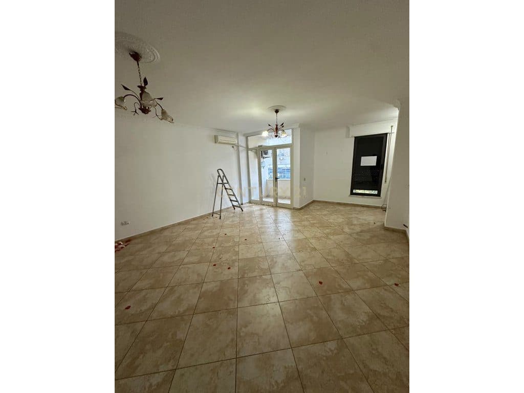 ZOGU I ZI, APARTAMENT 2+1+2 PER QIRA 3
