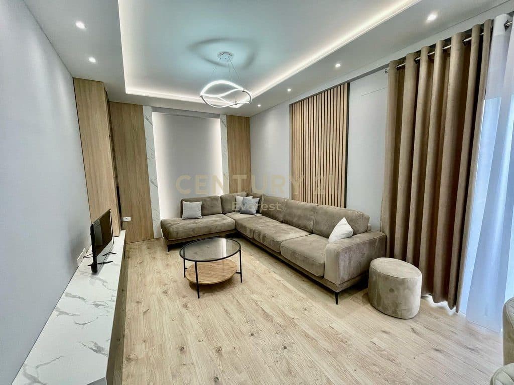 RRUGA E BARRIKADAVE, APARTAMENT 2+1+2+2 POSTE PARKIMI PER QIRA 2