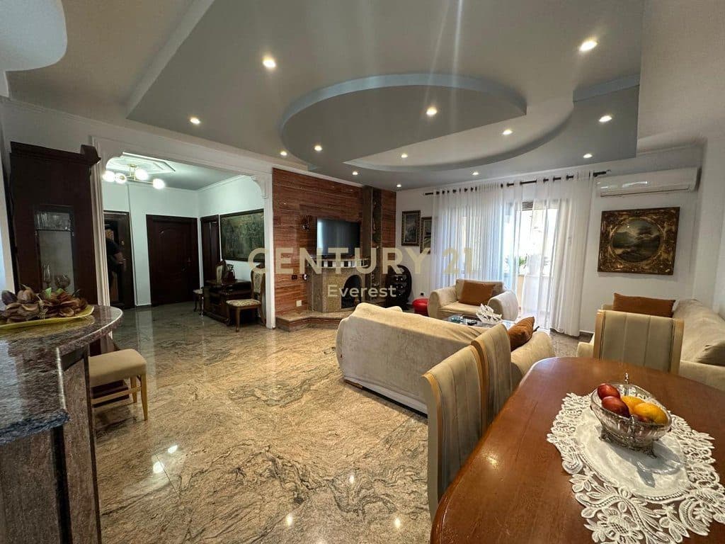 QENDER, APARTAMENT 2+1+2 PER QIRA 3