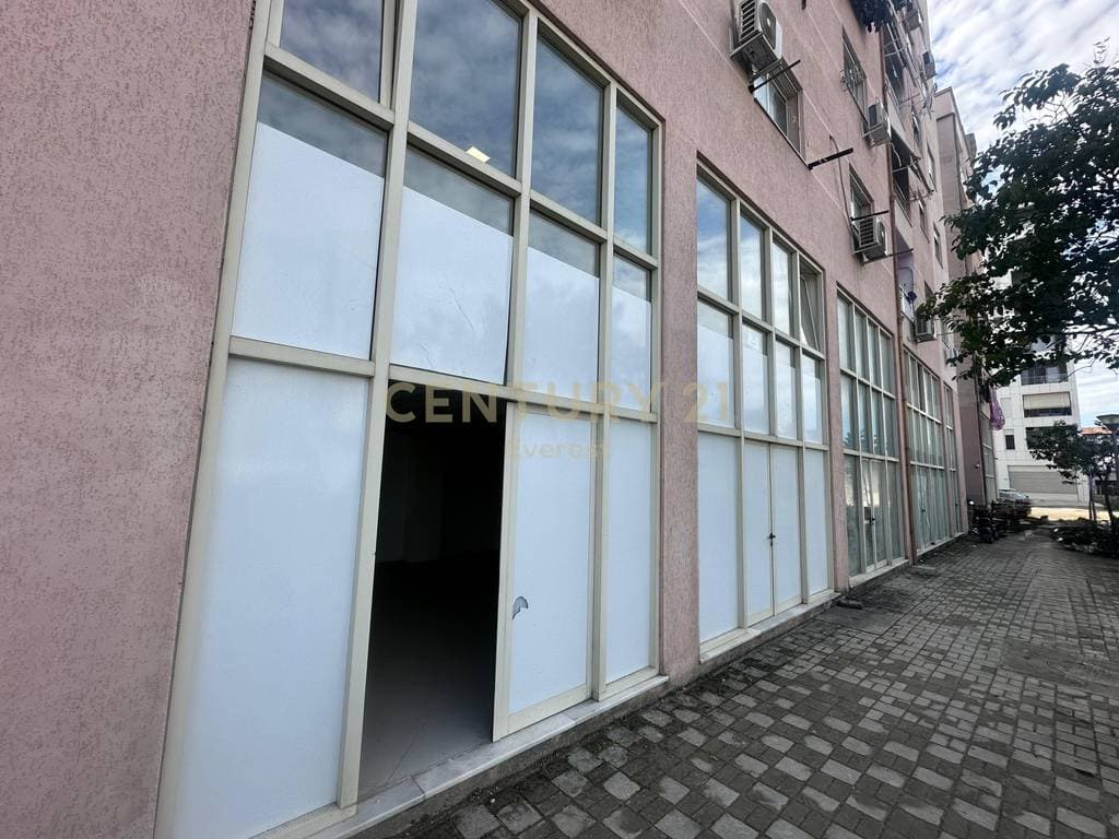 BULEVARDI I RI, KOMERCIAL PER QIRA
