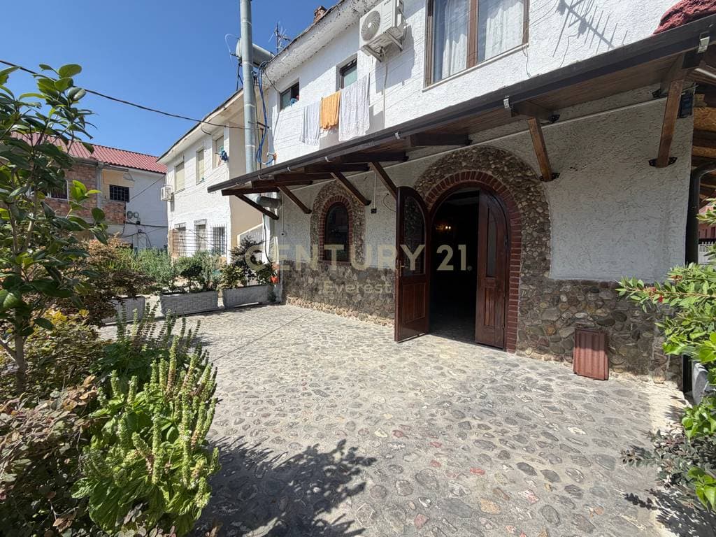LAPRAKE, BAR-RESTAURANT NAME IN FUNCTIONAL CONDITION