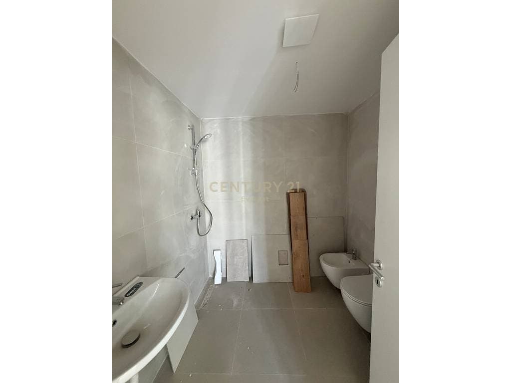 "AKSES TIRANA”, APARTAMENT 3+1+2 ME 2 POSTE PARKIMI PER QIRA 3