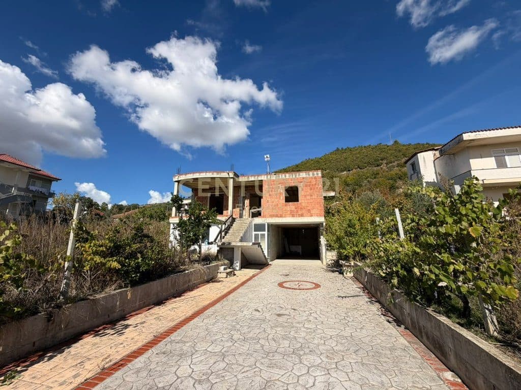 Shtëpi PRIVATE 2-KATËSH PËR SHITJE ME TOKË – STËRMAS, PRANË TEG