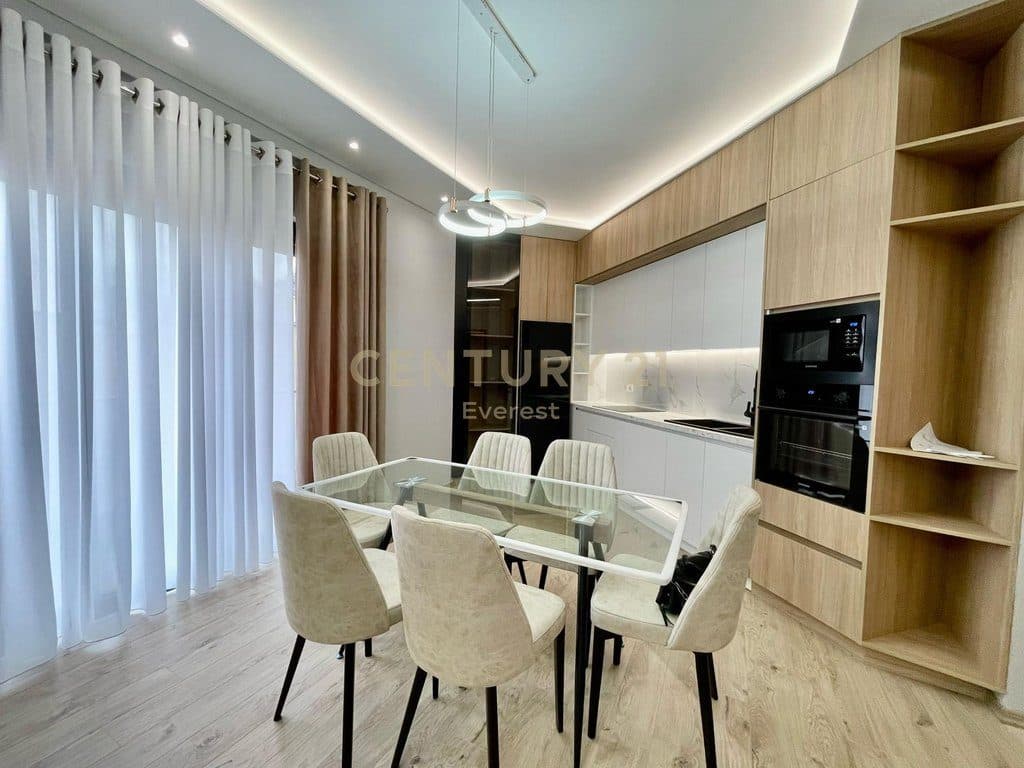 RRUGA E BARRIKADAVE, APARTAMENT 2+1+2+2 POSTE PARKIMI PER QIRA 3