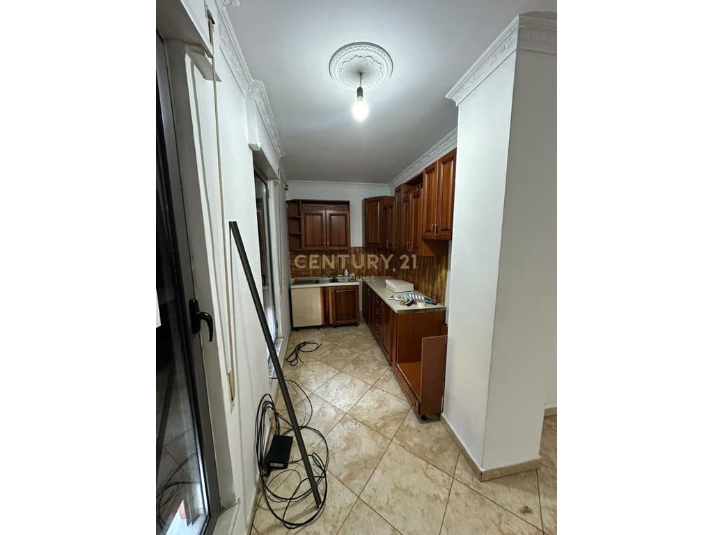 ZOGU I ZI, APARTAMENT 2+1+2 PER QIRA 4