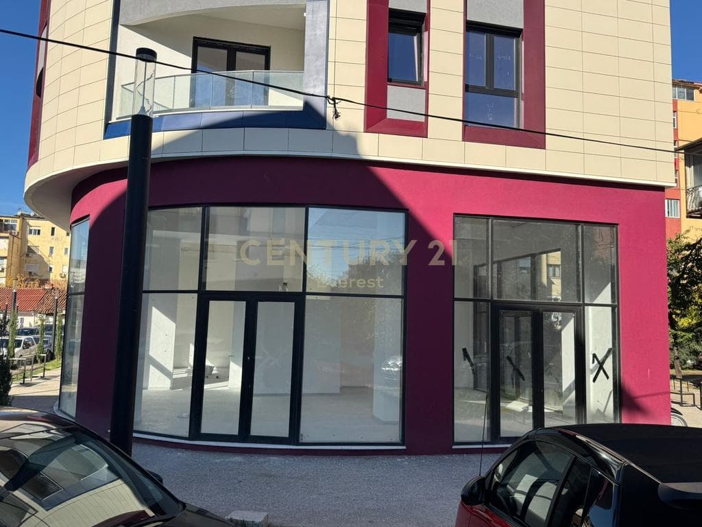 KOMUNA E PARISIT, WE SELL A SHOP