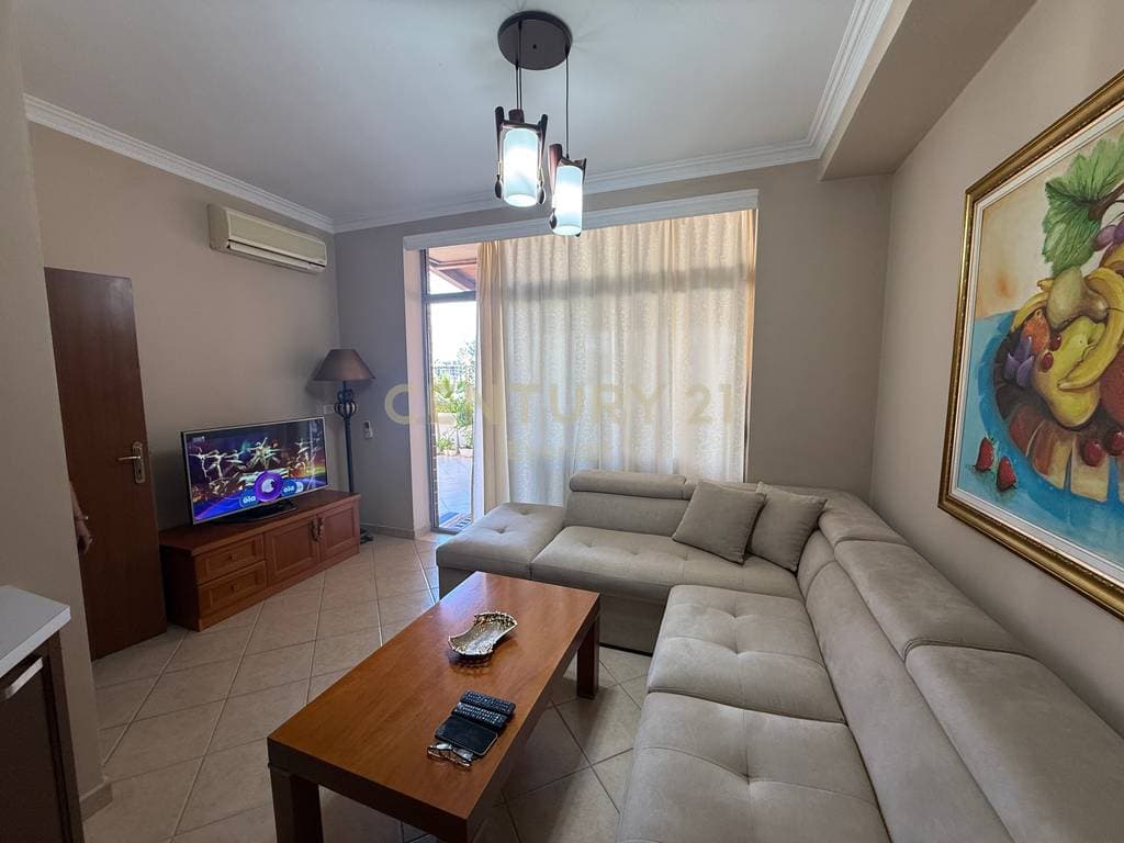 ASTIR, APARTAMENT 2+1 PER QIRA ME VERANDE