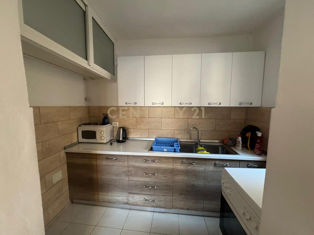 RRUGA FORTUZI, APARTAMENT 3+1 PER QIRA 4