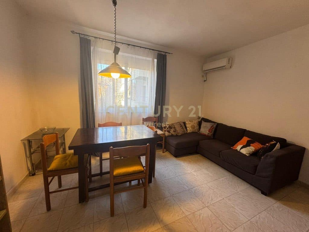 RRUGA FORTUZI, APARTAMENT 3+1 PER QIRA 2