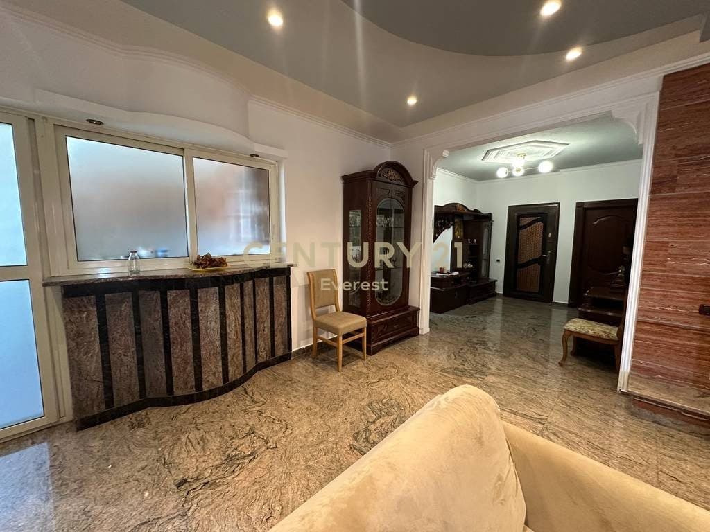 QENDER, APARTAMENT 2+1+2 PER QIRA 4