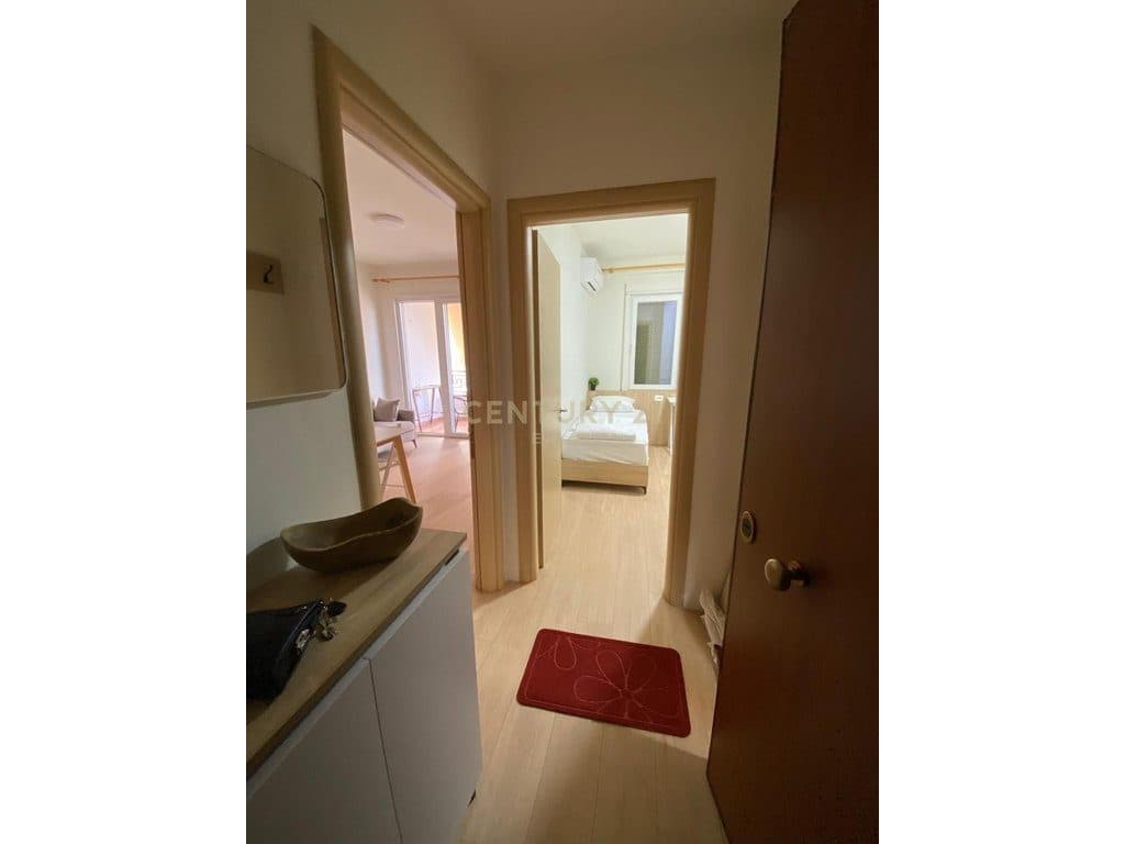 RRUGA 5 MAJI, APARTAMENT 1+1 PER QIRA 2