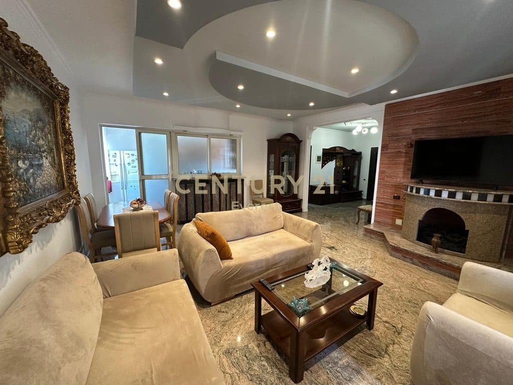 QENDER, APARTAMENT 2+1+2 PER QIRA 2
