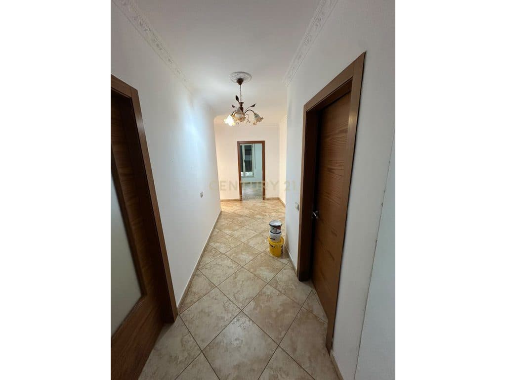 ZOGU I ZI, APARTAMENT 2+1+2 PER QIRA 2