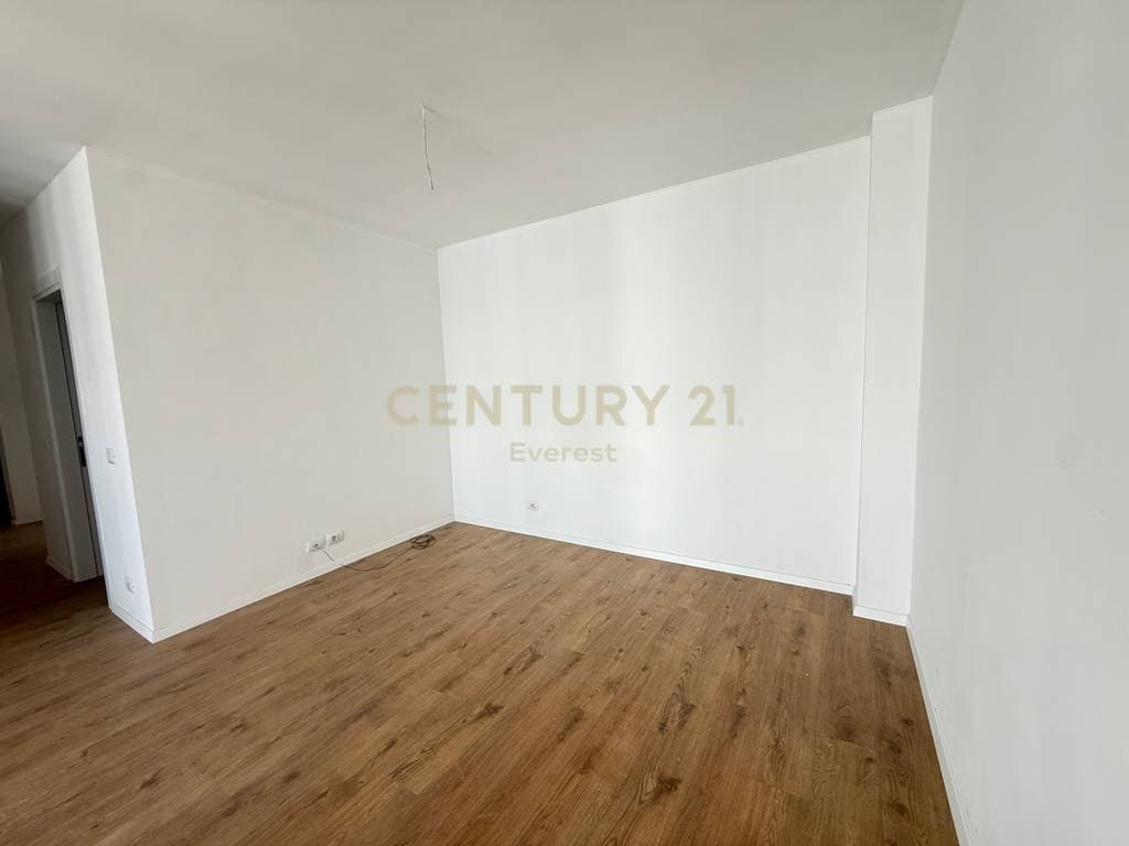 "AKSES TIRANA”, APARTAMENT 3+1+2 ME 2 POSTE PARKIMI PER QIRA 2