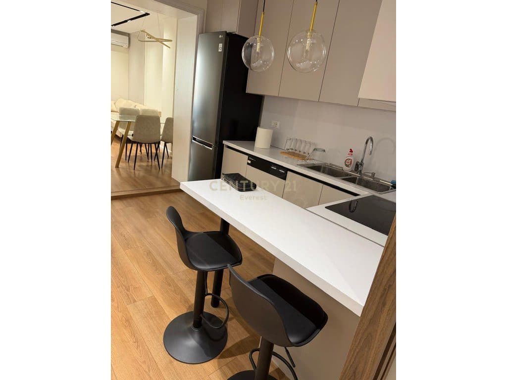 PRANE ISH-GARDES, APARTAMENT 2+1+2 PER QIRA 2