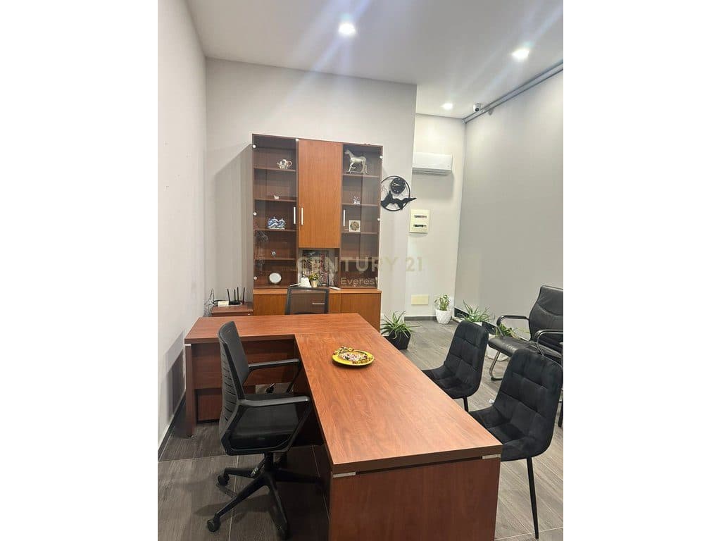BARRICADES STREET, BUSINESS PREMISES FOR SALE + PARKING SPACE