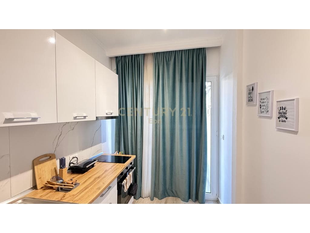 APARTAMENT SUPER 1+1 PËR SHITJE NË LINJË TË PARË ME PAMJE NGA DETI NË SHKËMBIN E KAVAJËS, DURRËS! 4